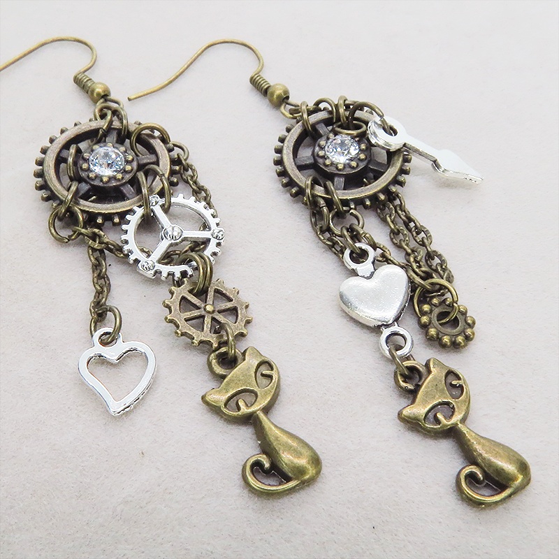 アンティークゴールド 猫と歯車のスチームパンク風アシンメトリーチェーンピアス スワロフスキー ハート
