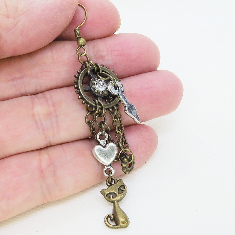 アンティークゴールド 猫と歯車のスチームパンク風アシンメトリーチェーンピアス スワロフスキー ハート