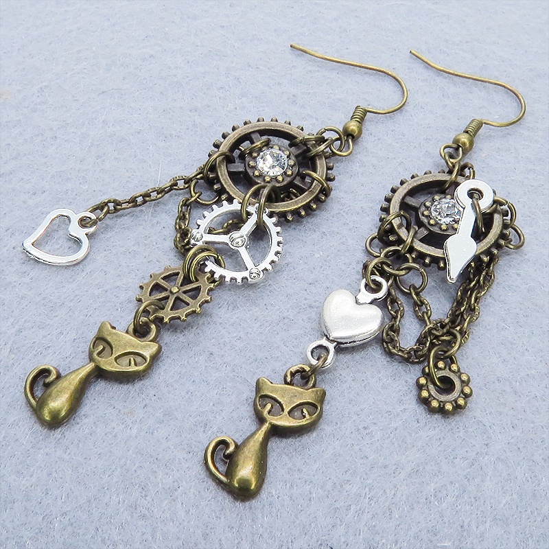 アンティークゴールド 猫と歯車のスチームパンク風アシンメトリーチェーンピアス スワロフスキー ハート