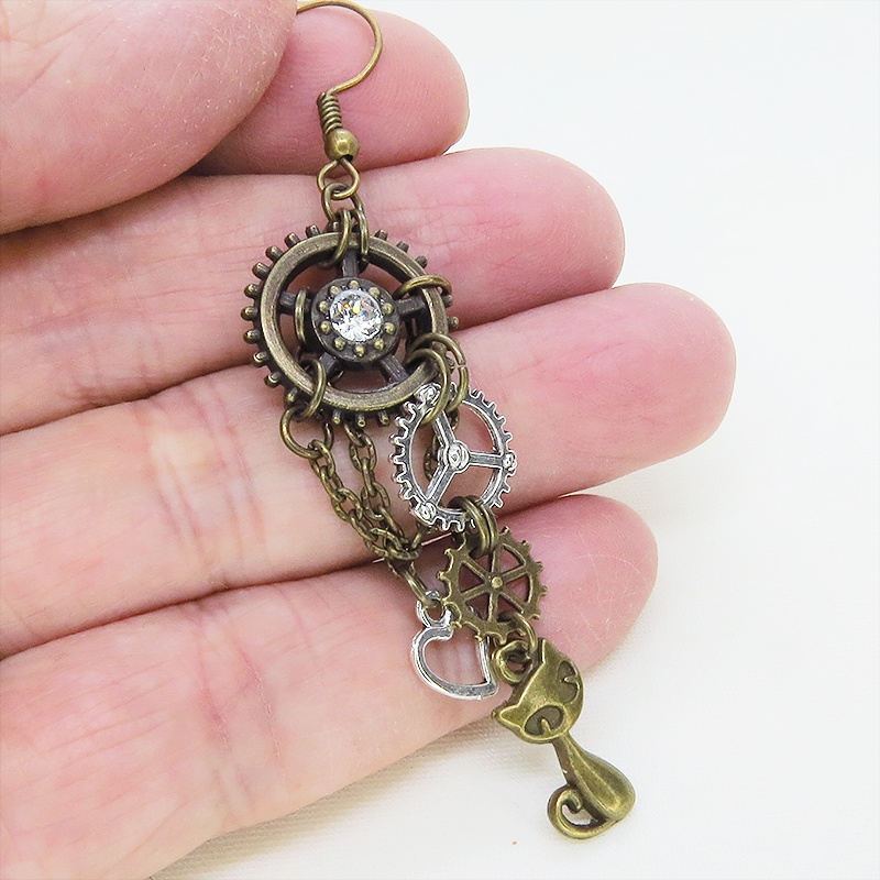 アンティークゴールド 猫と歯車のスチームパンク風アシンメトリーチェーンピアス スワロフスキー ハート