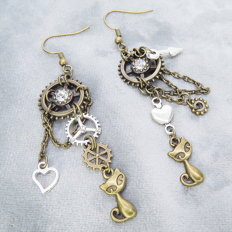 アンティークゴールド 猫と歯車のスチームパンク風アシンメトリーチェーンピアス スワロフスキー ハート