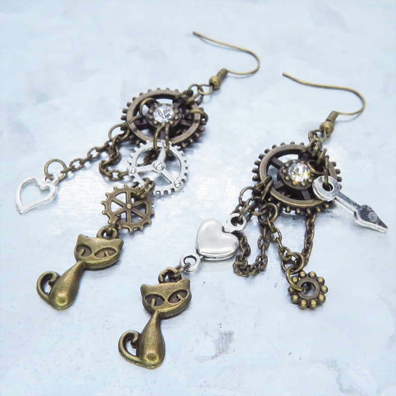 アンティークゴールド 猫と歯車のスチームパンク風アシンメトリーチェーンピアス スワロフスキー ハート