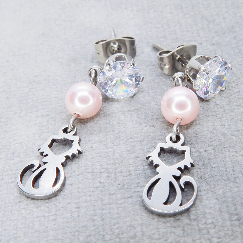 ステンレス 猫シルエットとジルコンのスタッドピアス スワロフスキーパール(ロザリン)