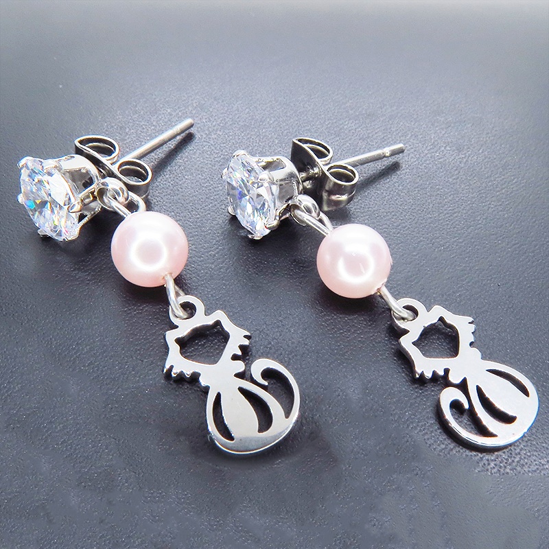 ステンレス 猫シルエットとジルコンのスタッドピアス スワロフスキーパール（ロザリン） 