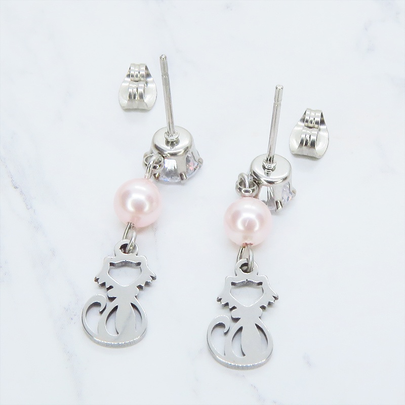 ステンレス 猫シルエットとジルコンのスタッドピアス スワロフスキーパール(ロザリン)