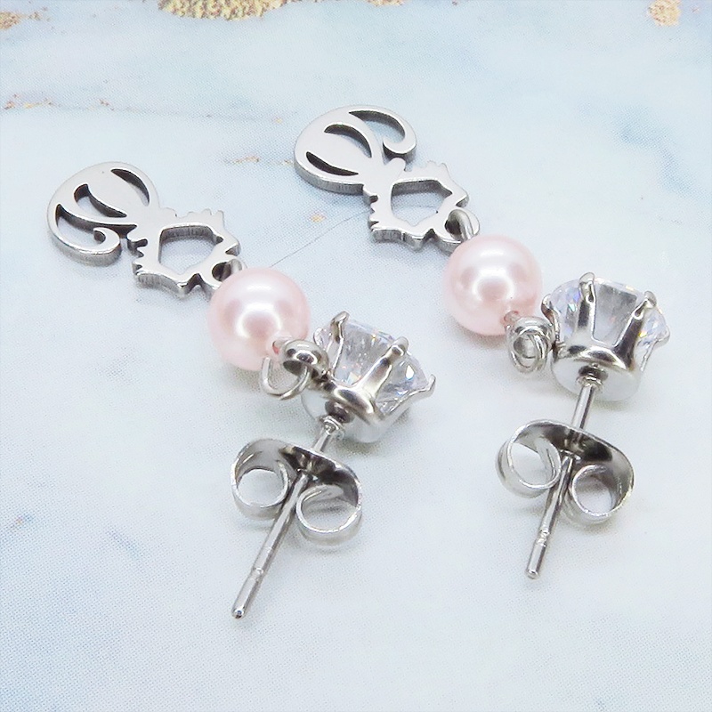 ステンレス 猫シルエットとジルコンのスタッドピアス スワロフスキーパール(ロザリン)