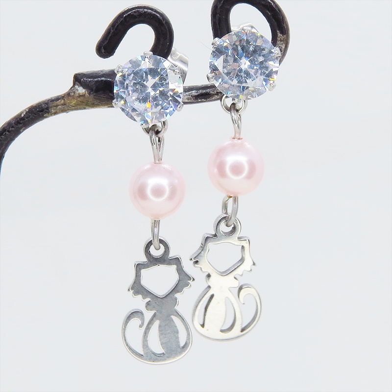 ステンレス 猫シルエットとジルコンのスタッドピアス スワロフスキーパール(ロザリン)