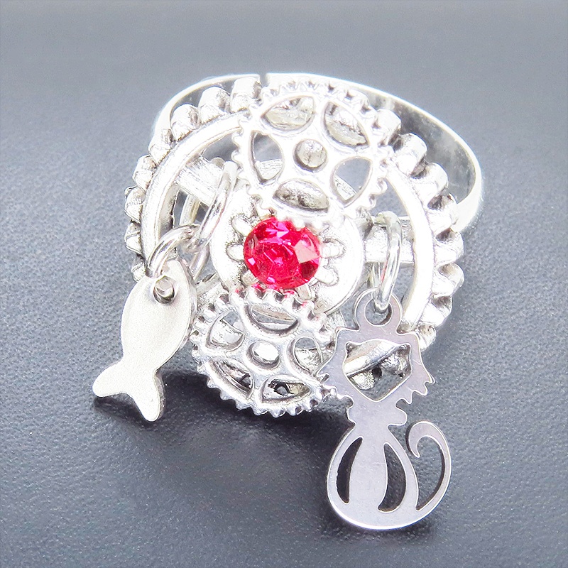 アンティークシルバー 猫と歯車のスチームパンク風リング スワロフスキー(スカーレット) フリーサイズ