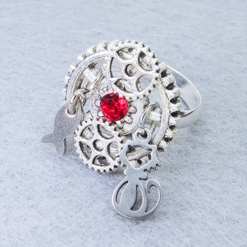 アンティークシルバー 猫と歯車のスチームパンク風リング スワロフスキー(スカーレット) フリーサイズ