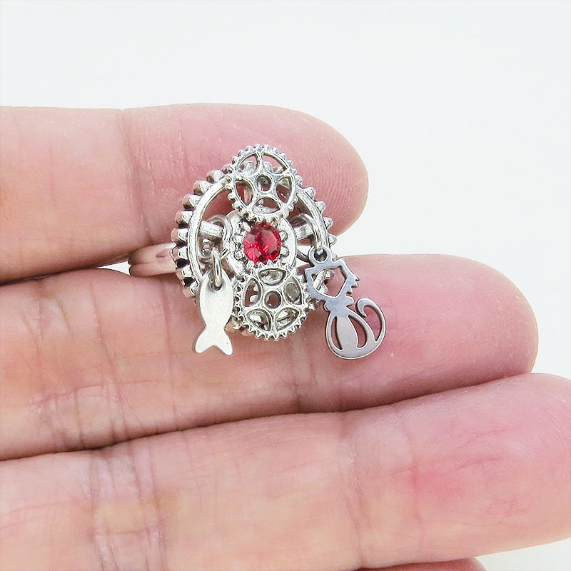 アンティークシルバー 猫と歯車のスチームパンク風リング スワロフスキー(スカーレット) フリーサイズ