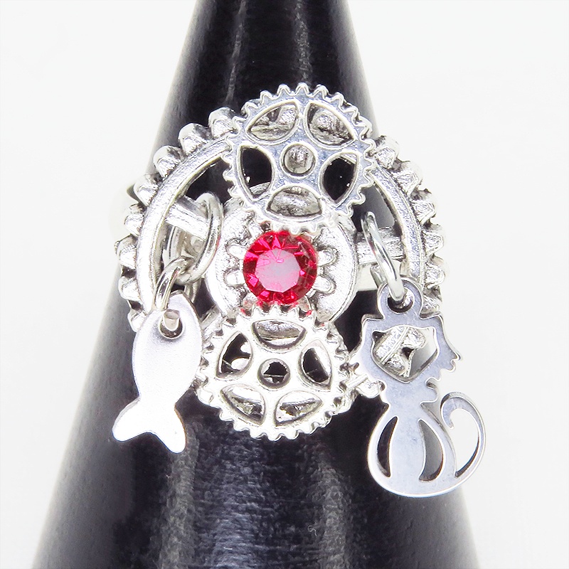 アンティークシルバー 猫と歯車のスチームパンク風リング スワロフスキー（スカーレット） フリーサイズ