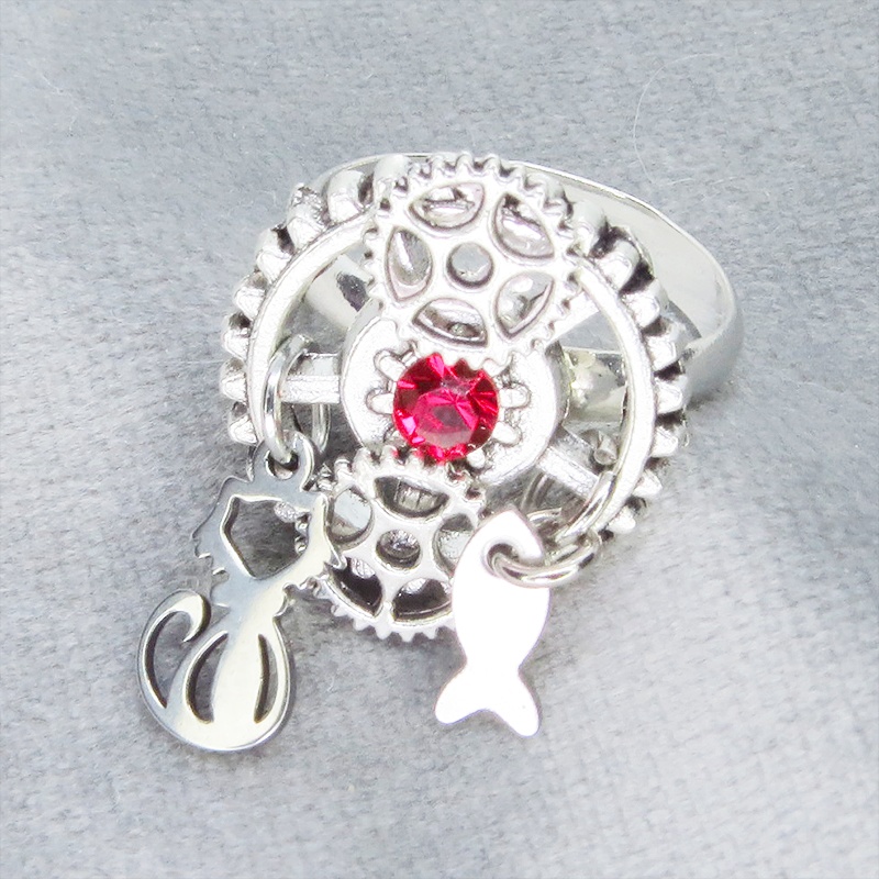 アンティークシルバー 猫と歯車のスチームパンク風リング スワロフスキー(スカーレット) フリーサイズ