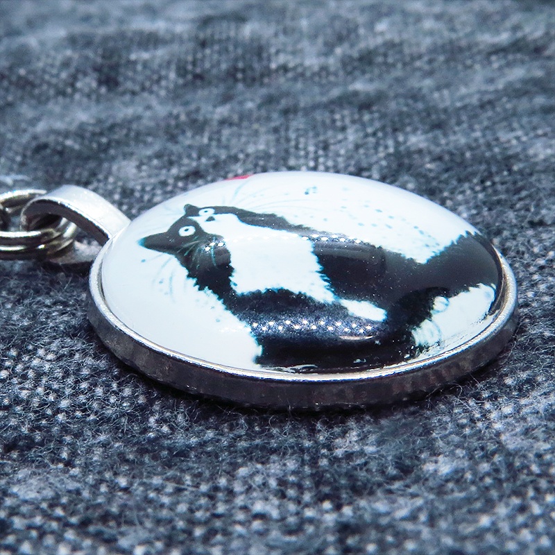 アンティークシルバー たたずむハチワレ猫のキーホルダー カボション 金具交換可 バッグチャーム ファスナーチャーム