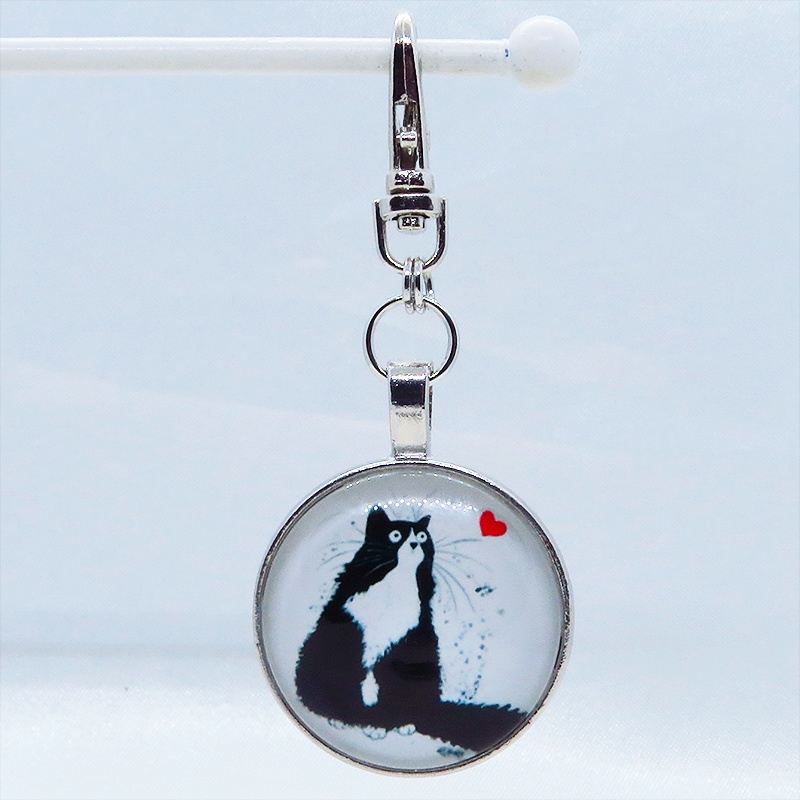 アンティークシルバー たたずむハチワレ猫のキーホルダー カボション 金具交換可 バッグチャーム ファスナーチャーム