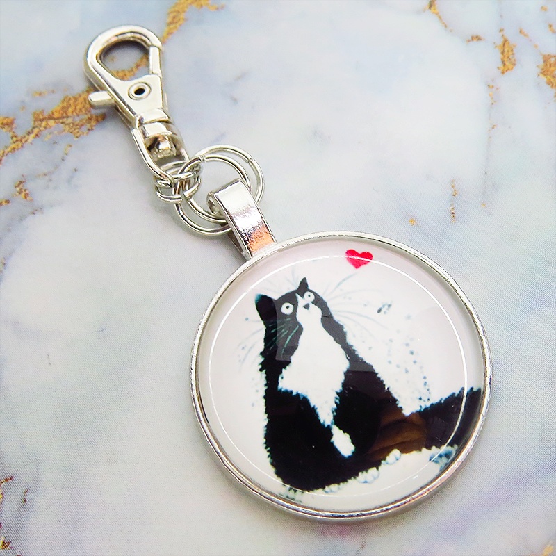 アンティークシルバー たたずむハチワレ猫のキーホルダー カボション 金具交換可 バッグチャーム ファスナーチャーム