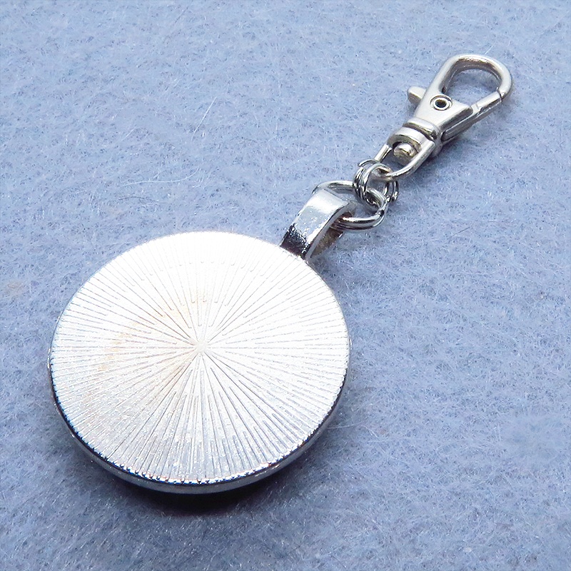 アンティークシルバー たたずむハチワレ猫のキーホルダー カボション 金具交換可 バッグチャーム ファスナーチャーム