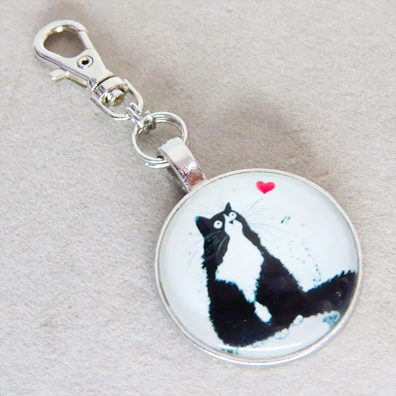 アンティークシルバー たたずむハチワレ猫のキーホルダー カボション 金具交換可 バッグチャーム ファスナーチャーム