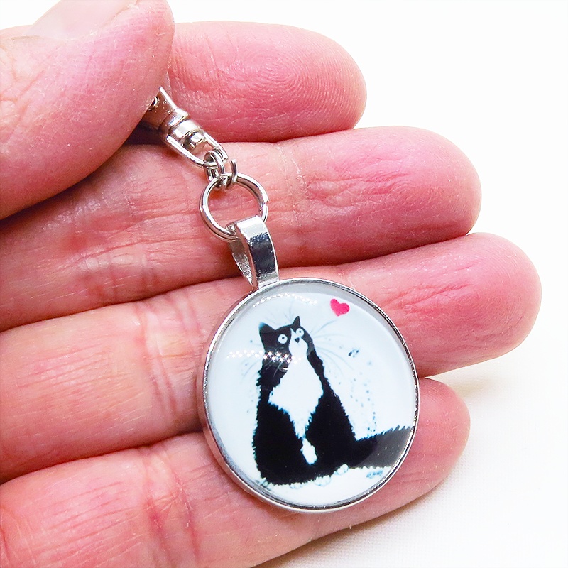 アンティークシルバー たたずむハチワレ猫のキーホルダー カボション 金具交換可 バッグチャーム ファスナーチャーム