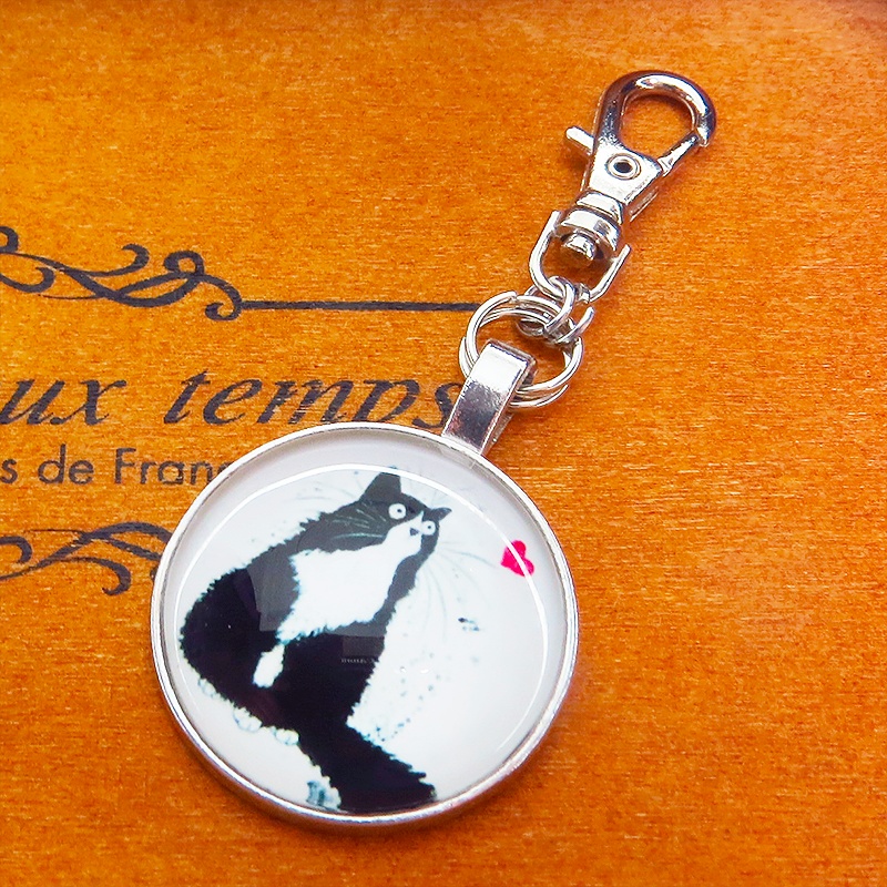 アンティークシルバー たたずむハチワレ猫のキーホルダー カボション 金具交換可 バッグチャーム ファスナーチャーム