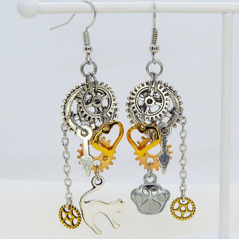アンティークシルバー 猫と歯車のスチームパンク風アシンメトリーピアス 肉球 サージカル可