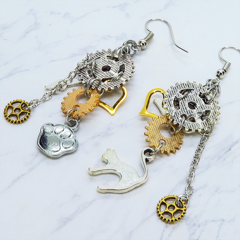 アンティークシルバー 猫と歯車のスチームパンク風アシンメトリーピアス 肉球 サージカル可