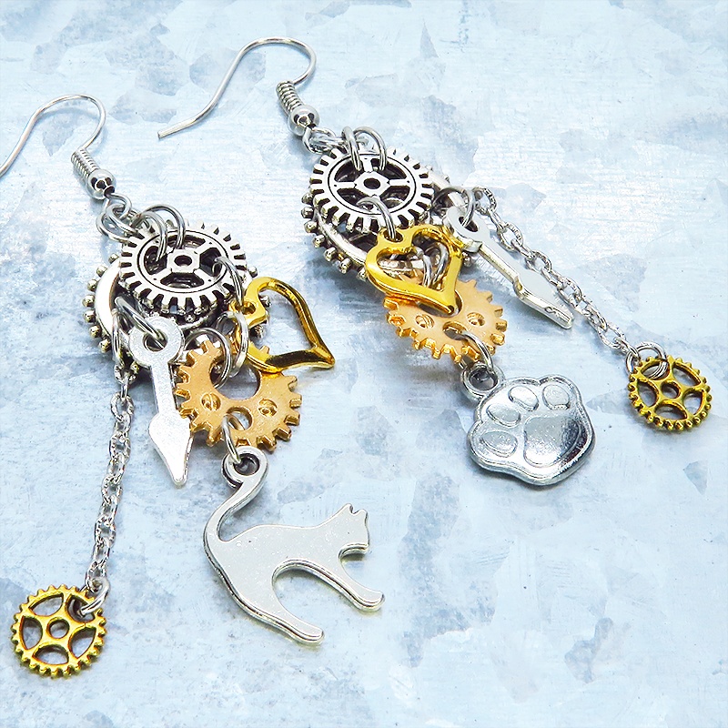 アンティークシルバー 猫と歯車のスチームパンク風アシンメトリーピアス 肉球 サージカル可