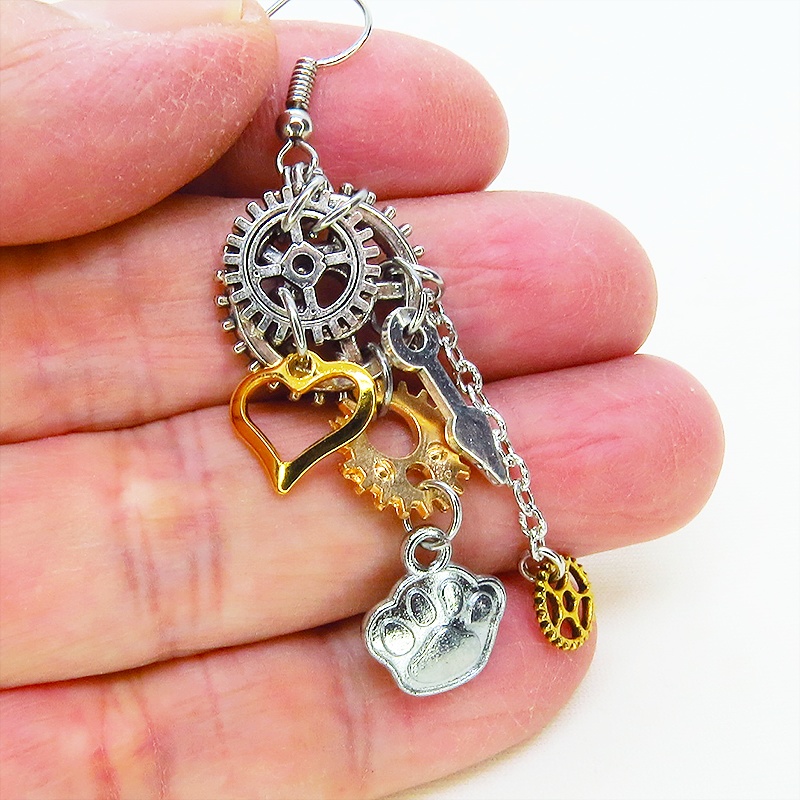 アンティークシルバー 猫と歯車のスチームパンク風アシンメトリーピアス 肉球 サージカル可
