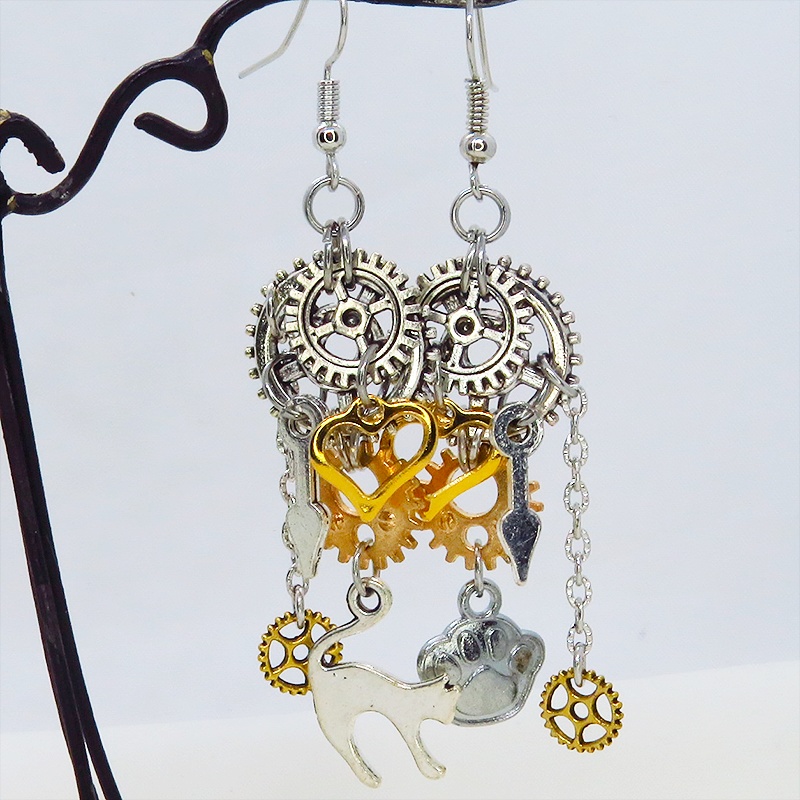 アンティークシルバー 猫と歯車のスチームパンク風アシンメトリーピアス 肉球 サージカル可