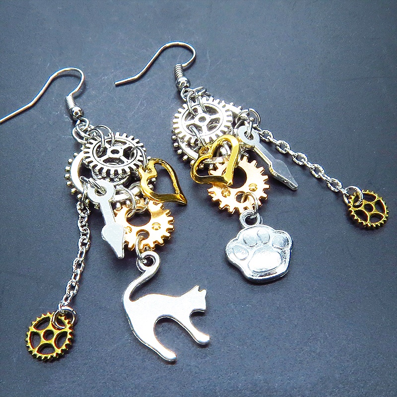 アンティークシルバー 猫と歯車のスチームパンク風アシンメトリーピアス 肉球 サージカル可