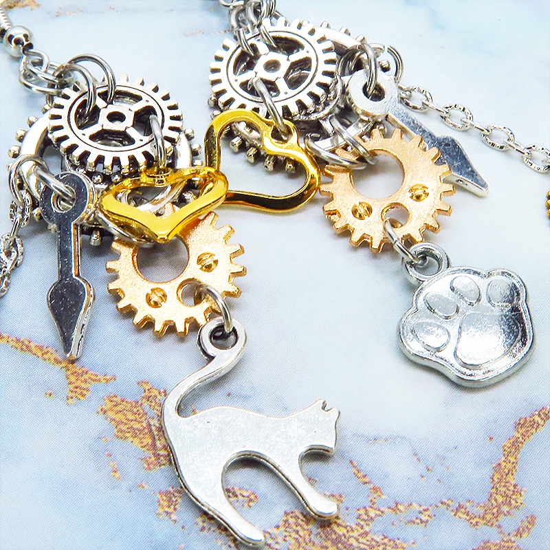 アンティークシルバー 猫と歯車のスチームパンク風アシンメトリーピアス 肉球 サージカル可
