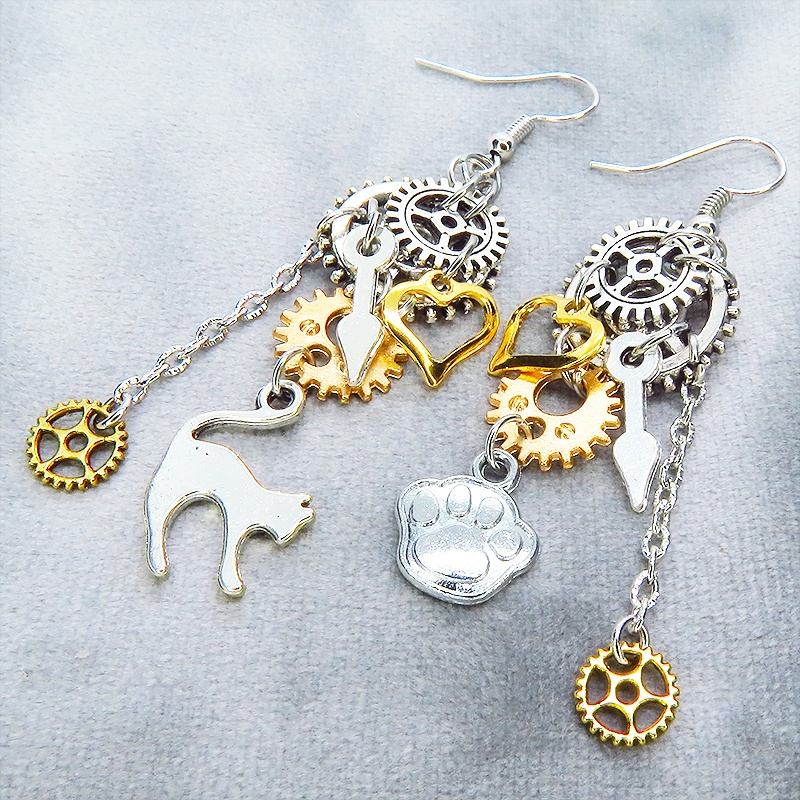 アンティークシルバー 猫と歯車のスチームパンク風アシンメトリーピアス 肉球 サージカル可