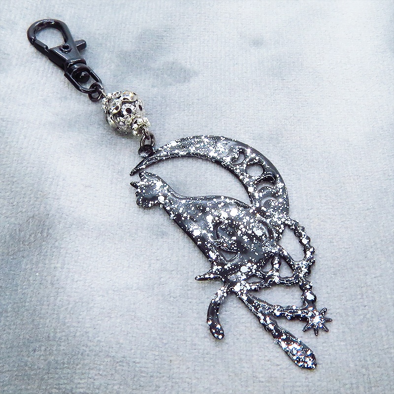ステンレス製 ブラックカラー 三日月に乗る猫シルエットのキーホルダー ラインストーン レジン加工 ブラックメタルビーズ