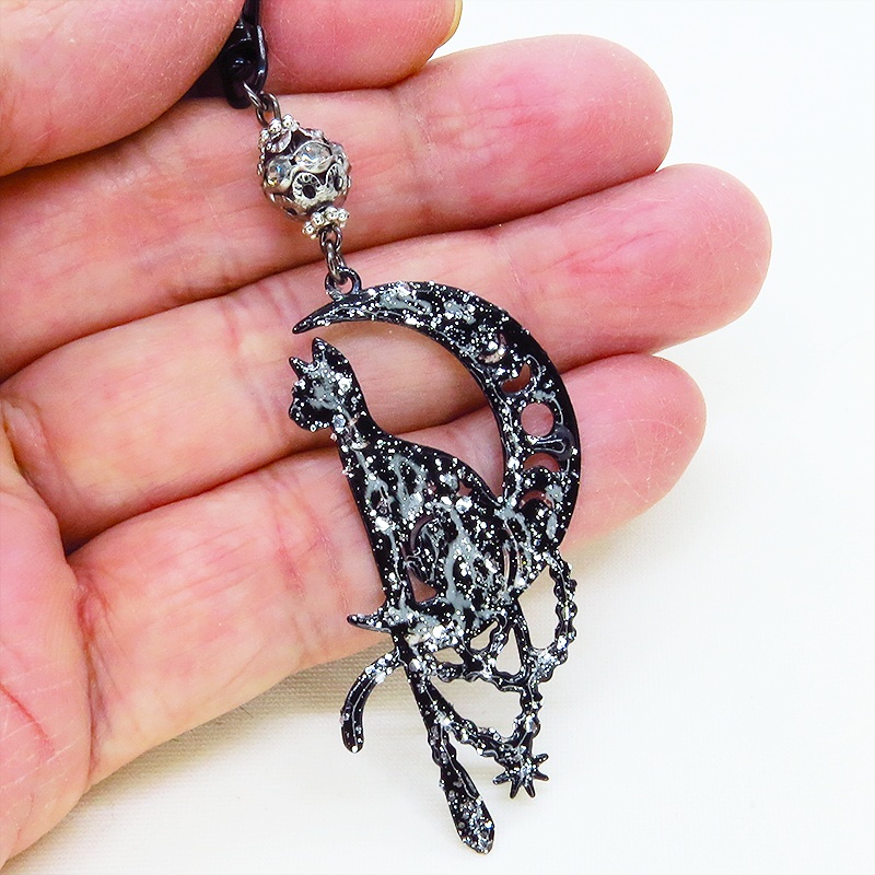 ステンレス製 ブラックカラー 三日月に乗る猫シルエットのキーホルダー ラインストーン レジン加工 ブラックメタルビーズ