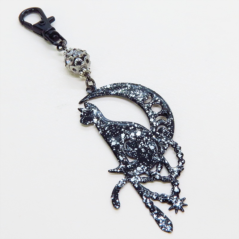ステンレス製 ブラックカラー 三日月に乗る猫シルエットのキーホルダー ラインストーン レジン加工 ブラックメタルビーズ