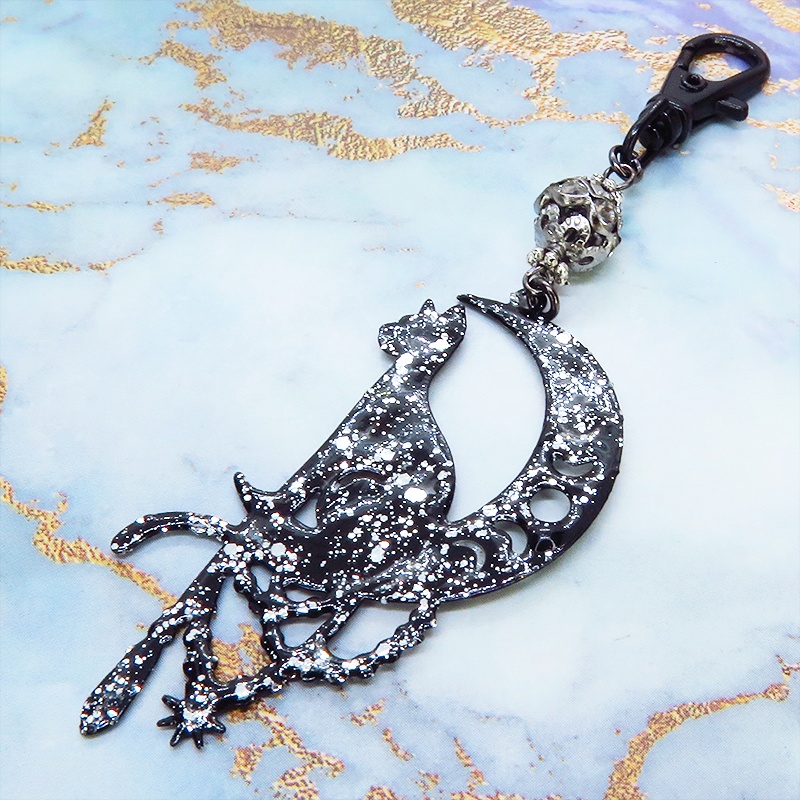ステンレス製 ブラックカラー 三日月に乗る猫シルエットのキーホルダー ラインストーン レジン加工 ブラックメタルビーズ