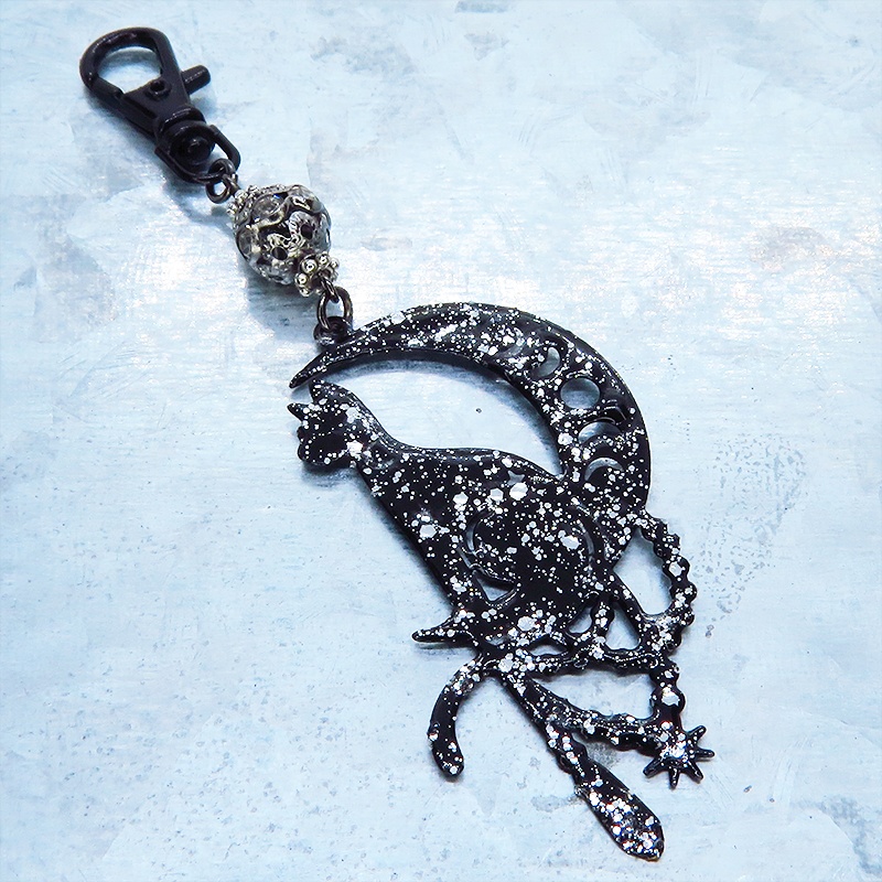 ステンレス製 ブラックカラー 三日月に乗る猫シルエットのキーホルダー ラインストーン レジン加工 ブラックメタルビーズ