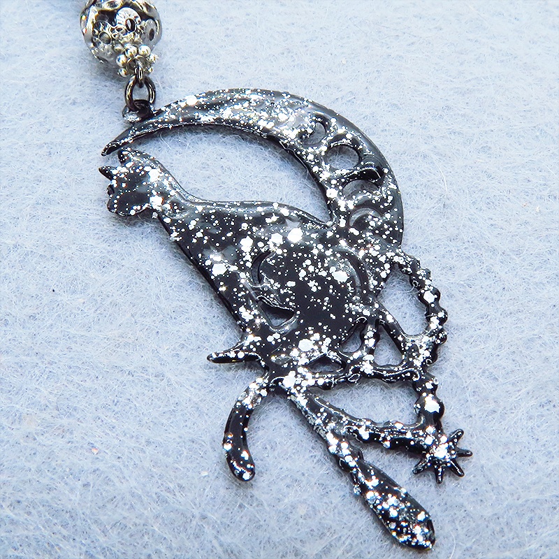 ステンレス製 ブラックカラー 三日月に乗る猫シルエットのキーホルダー ラインストーン レジン加工 ブラックメタルビーズ