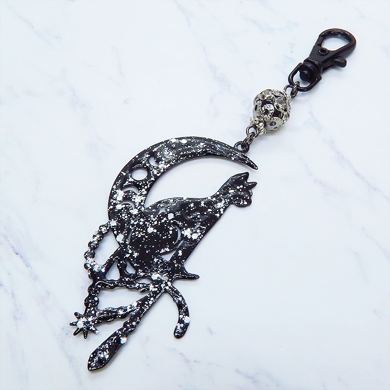 ステンレス製 ブラックカラー 三日月に乗る猫シルエットのキーホルダー ラインストーン レジン加工 ブラックメタルビーズ