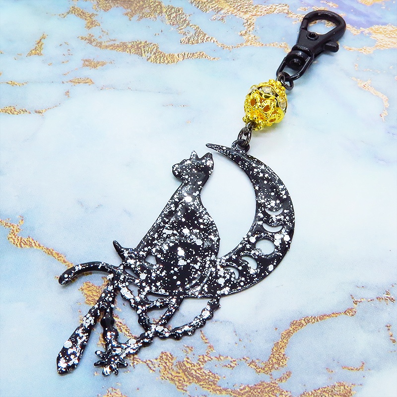 ステンレス製 ブラックカラー 三日月に乗る猫シルエットのキーホルダー ラインストーン レジン加工 ゴールドビーズ