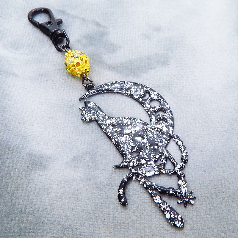 ステンレス製 ブラックカラー 三日月に乗る猫シルエットのキーホルダー ラインストーン レジン加工 ゴールドビーズ