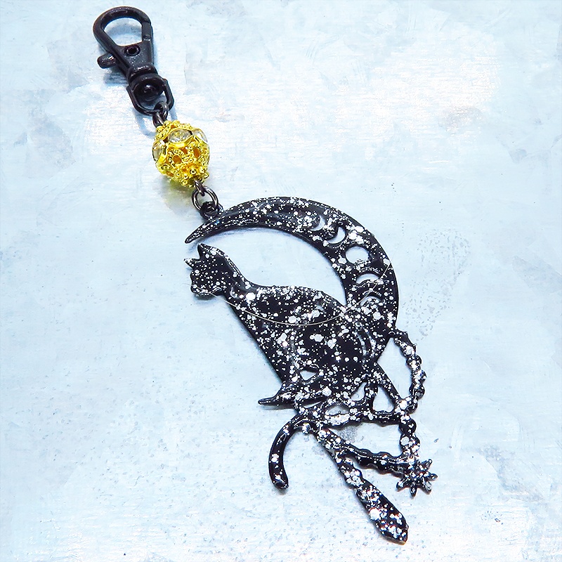 ステンレス製 ブラックカラー 三日月に乗る猫シルエットのキーホルダー ラインストーン レジン加工 ゴールドビーズ