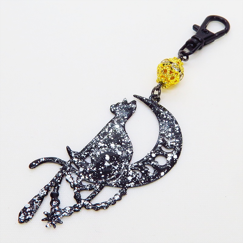 ステンレス製 ブラックカラー 三日月に乗る猫シルエットのキーホルダー ラインストーン レジン加工 ゴールドビーズ
