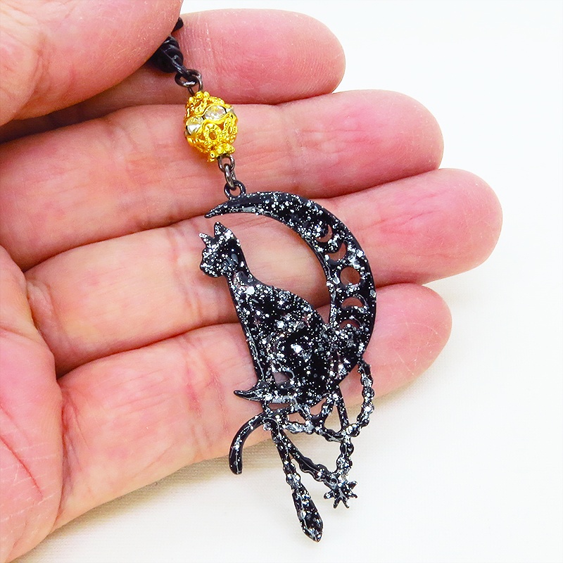 ステンレス製 ブラックカラー 三日月に乗る猫シルエットのキーホルダー ラインストーン レジン加工 ゴールドビーズ