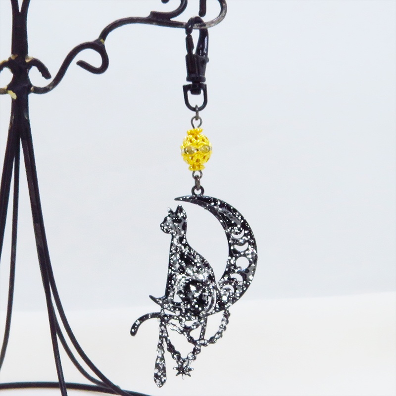 ステンレス製 ブラックカラー 三日月に乗る猫シルエットのキーホルダー ラインストーン レジン加工 ゴールドビーズ