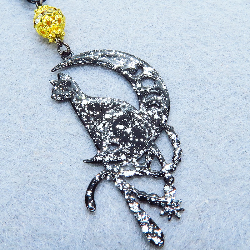 ステンレス製 ブラックカラー 三日月に乗る猫シルエットのキーホルダー ラインストーン レジン加工 ゴールドビーズ