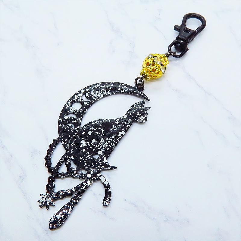 ステンレス製 ブラックカラー 三日月に乗る猫シルエットのキーホルダー ラインストーン レジン加工 ゴールドビーズ