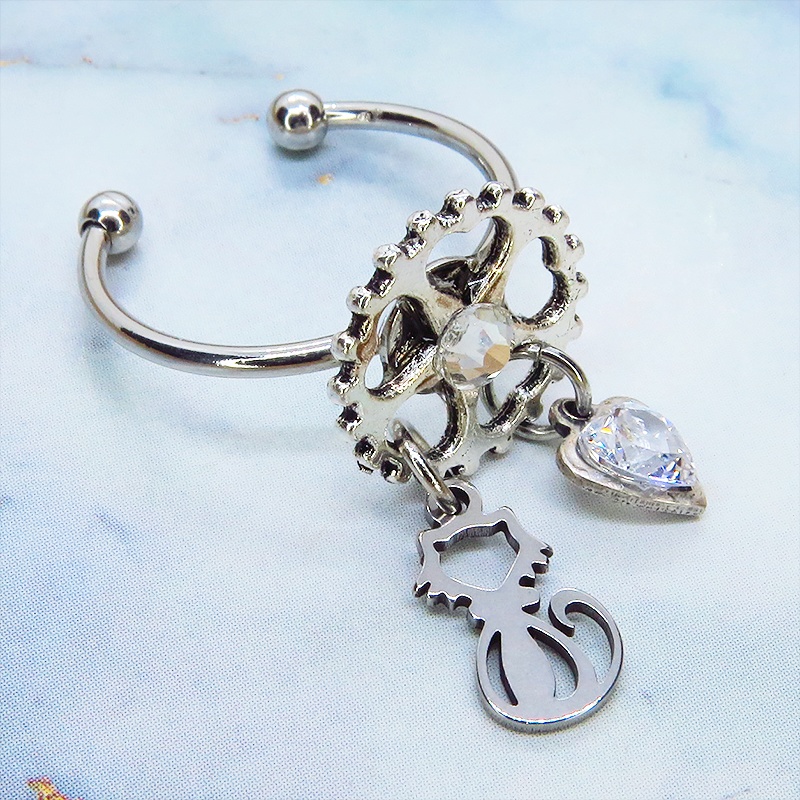 シルバーカラー 歯車に猫とハートのチャームを吊り下げた大人可愛いリング フリーサイズ スワロフスキー