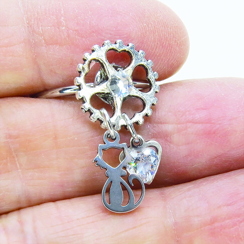 シルバーカラー 歯車に猫とハートのチャームを吊り下げた大人可愛いリング フリーサイズ スワロフスキー