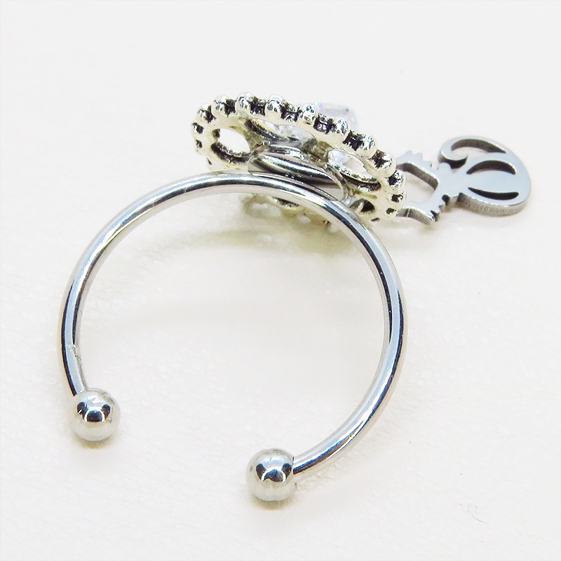 シルバーカラー 歯車に猫とハートのチャームを吊り下げた大人可愛いリング フリーサイズ スワロフスキー