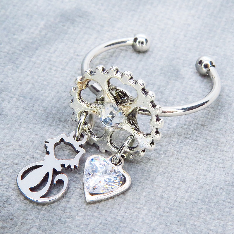 シルバーカラー 歯車に猫とハートのチャームを吊り下げた大人可愛いリング フリーサイズ スワロフスキー